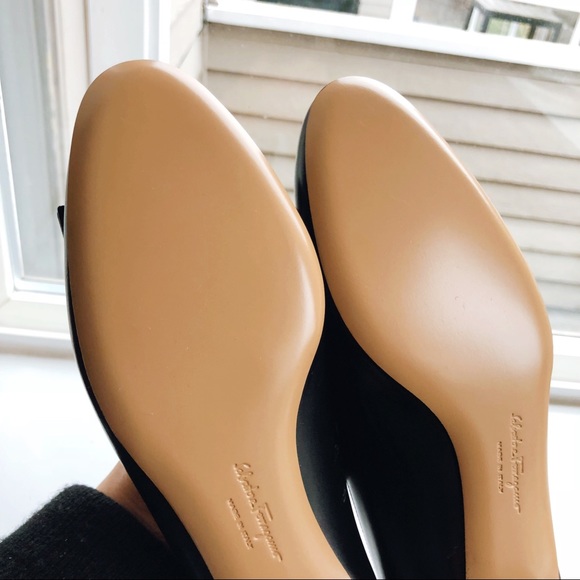 NWT Salvatore Ferragamo Vara Pumps